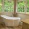 Farm House stay with soaking tub and hot tub barn - Hammond