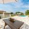 S&I Peaceful Holiday Home With Pool & Jacuzzi - 伽罗瓦克