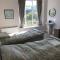Salcombe 2 bed flat above beach parking