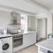 Spacious Three Bedroom House - Free Parking & Wifi