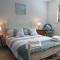 Valley Retreat - Peaceful Location, Walk to Beach, Parking