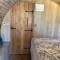 Romantic escape luxury Hobbit house with Hot tub! - Sheerness