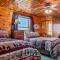 Lodge at OZK Ranch- Incredible mountaintop cabin with hot tub and views - Compton