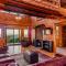 Lodge at OZK Ranch- Incredible mountaintop cabin with hot tub and views - Compton