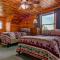 Lodge at OZK Ranch- Incredible mountaintop cabin with hot tub and views - Compton