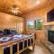Mountain view 5 bdrm Gatlinburg Cabin near downtown Arts