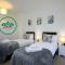 Aisiki Stays Apartments at Queensbury, Ground Floor 2 Bedrooms & 2 Bathrooms with King or Twin beds with Front Porch and FREE Wi-Fi & PARKING - Wealdstone