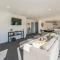 Sundaze Escape - Cooks Beach Holiday Home