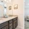 Airy 6 Bdrm Abode with Home Theater in Encore - أورلاندو