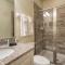 Spacious 13 Bdrm Oasis with Large Pool and Deck at Reunion - كيسيمي