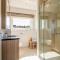 Spacious, warm and updated Home w parking & garden - 布列登