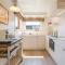 Spacious, warm and updated Home w parking & garden - 布列登