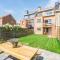 Spacious, warm and updated Home w parking & garden - 布列登