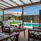 Villa con piscina a pie de playa