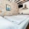 Volta L Apartment