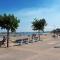 Studio cabine avec jardinet à 30 m de la plage, au calme.