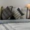 Under The Cedars Guesthouse - بورتلاند