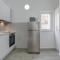 Spacious Modern Apartment Miljak - 1min to the beach - 特罗吉尔