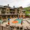 Hyatt one bedroom, balcony, outdoor swimming pool & hot tub, firepit, walk to hiking & biking trails