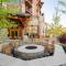 Hyatt one bedroom, balcony, outdoor swimming pool & hot tub, firepit, walk to hiking & biking trails