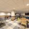 Hyatt one bedroom, balcony, outdoor swimming pool & hot tub, firepit, walk to hiking & biking trails