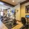 Hyatt one bedroom, balcony, outdoor swimming pool & hot tub, firepit, walk to hiking & biking trails