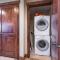 Hyatt one bedroom, balcony, outdoor swimming pool & hot tub, firepit, walk to hiking & biking trails