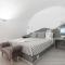 Fira-Cave-Sleeps 13-Parking-Pool-Pet Friendly