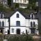 Large House in Looe, Near Beach and Bars with Great Views, Free Parking and Free Access to a Nearby Indoor Swimming Pool
