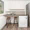 Large House in Looe, Near Beach and Bars with Great Views, Free Parking and Free Access to a Nearby Indoor Swimming Pool - Looe
