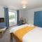 Large House in Looe, Near Beach and Bars with Great Views, Free Parking and Free Access to a Nearby Indoor Swimming Pool - Looe