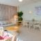 Kuhio Banyan Hotel (with Kitchenettes)