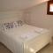 Near the beach, 8 bedrooms, sleeps 22, Jacuzzi, Full AC, BBQ, 2 kitchens, 2 dishwashers, fast internet, ping pong, cars not necessary