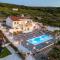 Holiday Home Nono Ante with heated pool