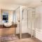 Sub Penthouse Luxe suit, CBD, secure parking,