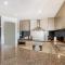Sub Penthouse Luxe suit, CBD, secure parking,