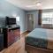 Econo Lodge Inn & Suites South