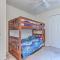 Community Pool and Dock Lake of the Ozarks Condo! - 卡姆登顿