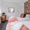 Stylish Hot Tub House with free parking!