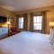 Two Bedroom Condo with a Balcony in Mountaineer Square condo
