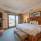 Comfortable Studio Efficiency Unit with Balcony over Mountaineer Square condo - Crested Butte