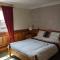 The Londesborough Arms bar with en-suite rooms - Market Weighton