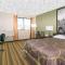 Super 8 by Wyndham Topeka/Wanamaker RD/I-70