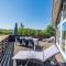Bright and Spacious Family Retreat-By Traum