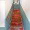 L'escalier rouge - Maison rénovée avec cour - Luc-sur-Mer