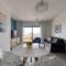 HomeForGuest Apartamento en residencia de lujo con terraza y piscina