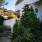 Centrally located 3 Bedroom Holiday House OLive with private garden