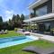 Charming villa with pool lake view 10 minutes from the city center