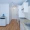 Shoal Bay Beach Apartments 18 fantastic air conditioned unit with a pool and lift