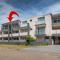 Shoal Bay Beach Apartments 18 fantastic air conditioned unit with a pool and lift
